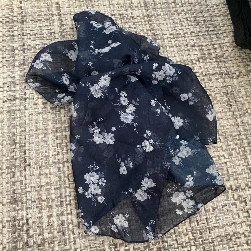 Black Scarf with Floral Print 🌸🖤